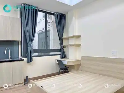 Студия с панорамным окном, полностью меблирована