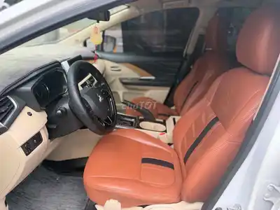 Белый семиместный автомат Mitsubishi Xpander