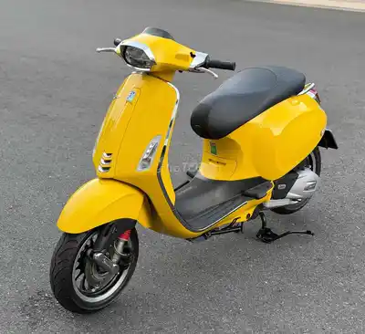 Piaggio Vespa 2022 жёлтого цвета