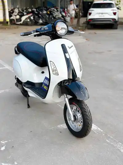 Электроскутер Vespa черно-белый, 2 дисковых тормоза