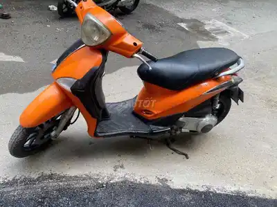 Оранжевый скутер Piaggio Liberty Fi