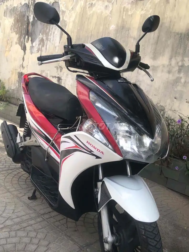 Honda Air Blade красно-бело-чёрный, госномер 22266