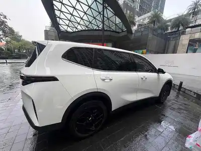 Vinfast VF7 электрический белого цвета