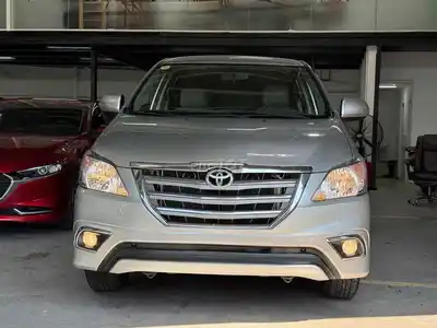 Автомобильная серебристая Тойота Иннова 2.0V 2016