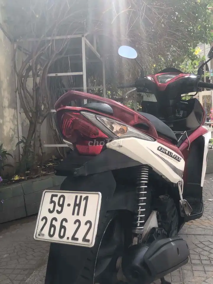 Honda Air Blade красно-бело-чёрный, госномер 22266