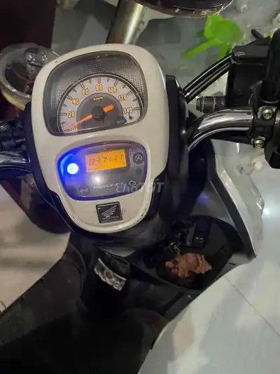 Стильная белая Honda Scoopy