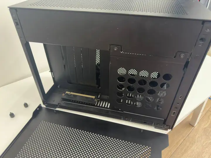 Клавиатура Logitech 915 TKL, корпус Lian Li H2O, СВО Deepcool, вентиляторы