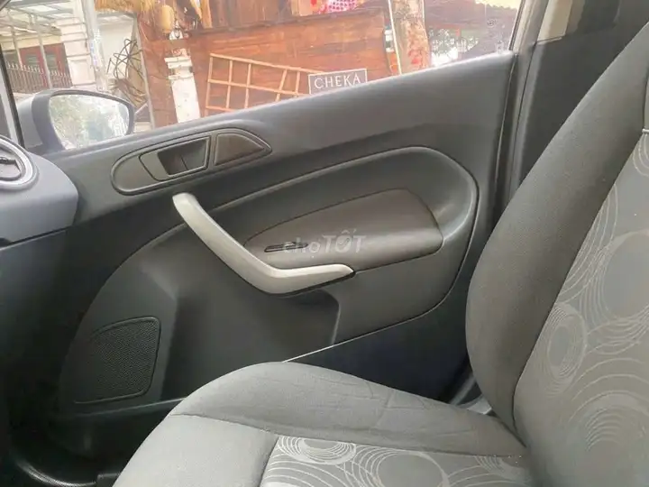 Ford Fiesta 2011 серебристый