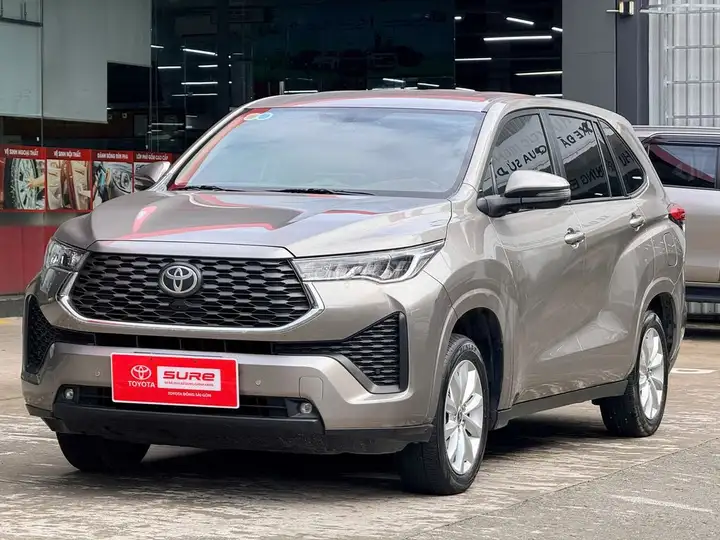 Toyota Innova Cross V 2024 Коричневая 61.605 км