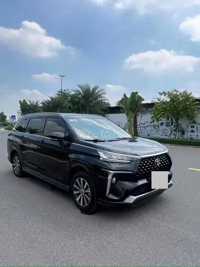 Toyota Veloz Cross 2023 Черный 7 мест
