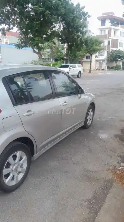 Nissan Tiida 2010 серебристый