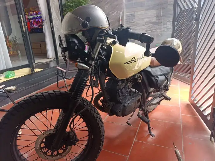 Suzuki GN125 Custom Cafe Racer / Tracker
