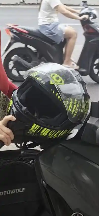 Мотокуртка, гитара Yamaha, мотошлемы Yoshi, слинг, корсет