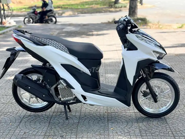 Honda Vario 150 2021 бело-черный, новые хромированные диски