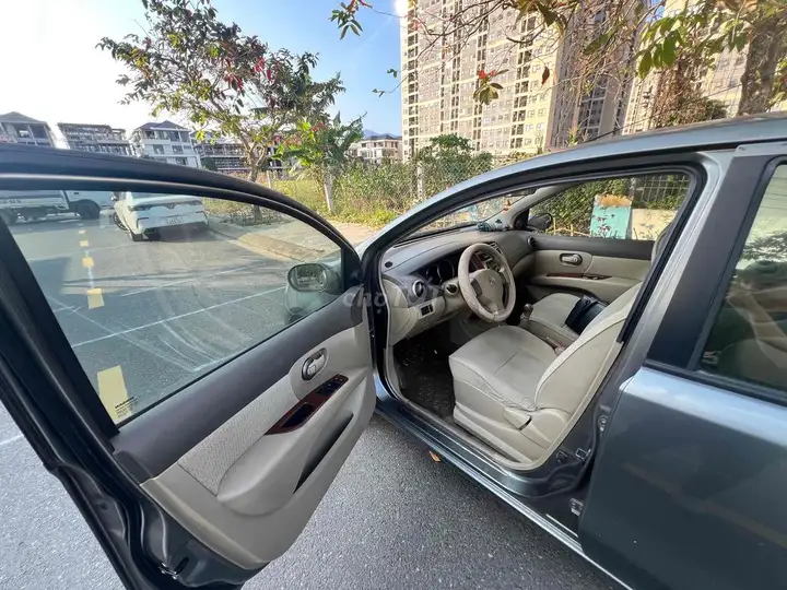 Nissan Grand Livina 2011