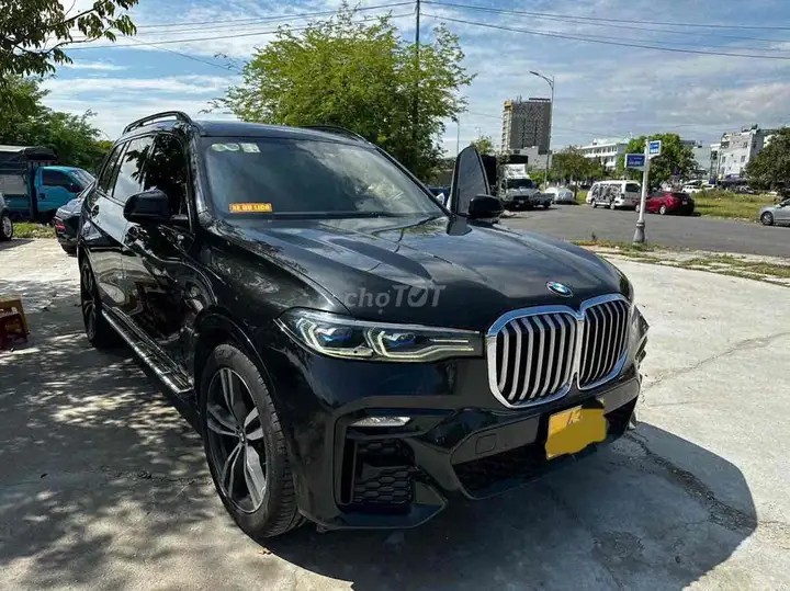 BMW X7 xDrive40i 2022 черный 7 мест