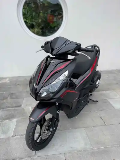 Черный красный скутер Honda Air Blade