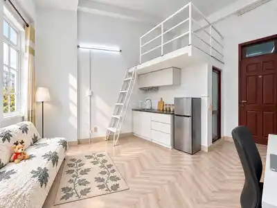 Комната с антресолью, балконом и новой мебелью у аэропорта Т3