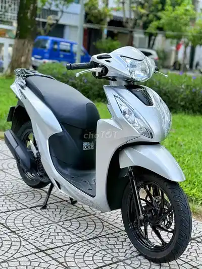 Honda Vision 2021 серебристого цвета