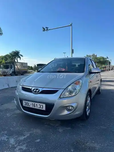 Хэтчбек Hyundai i20, серебристый, автомат