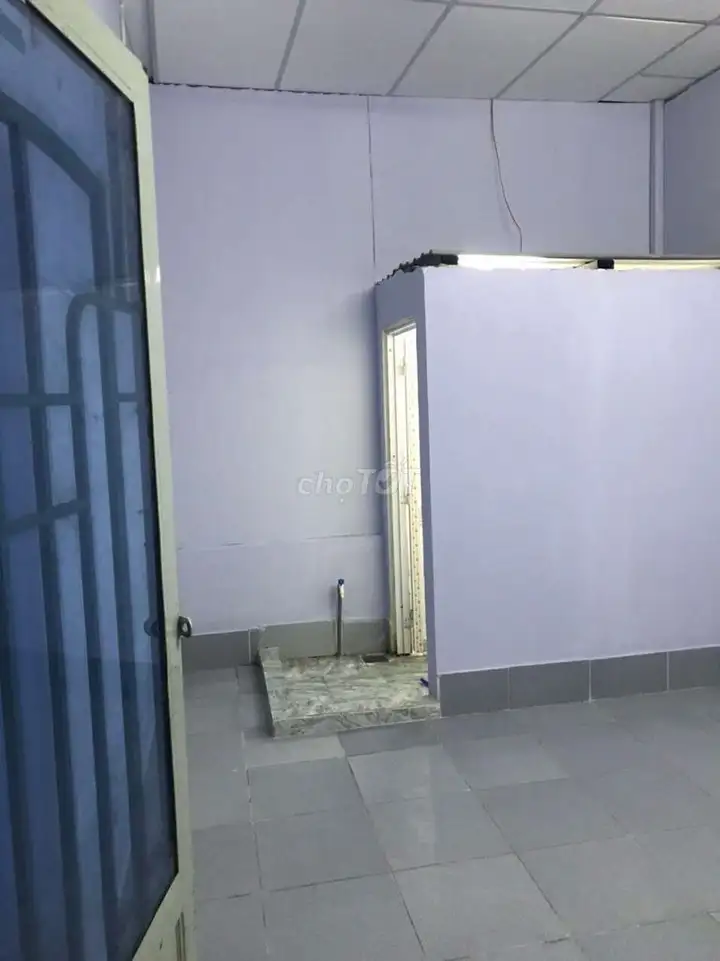 Светлая чистая комната на главной улице