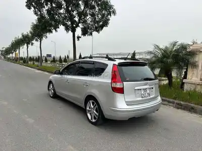 Hyundai i30 CW 2009 серебристый