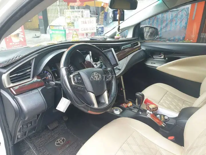 Toyota Innova Venturer Белый 8 мест Автомат