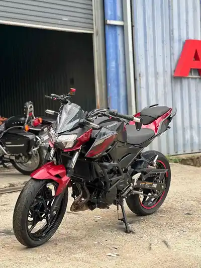 Kawasaki Z400 2023 8000 км черно-красный