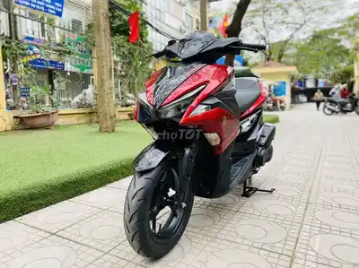 Yamaha NVX 155 Красный сливовый автомобиль, красивый автомобиль с плавным ходом