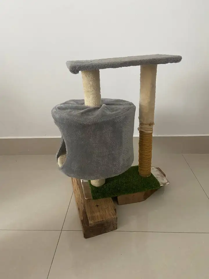 Полу самодельный кошачий дом