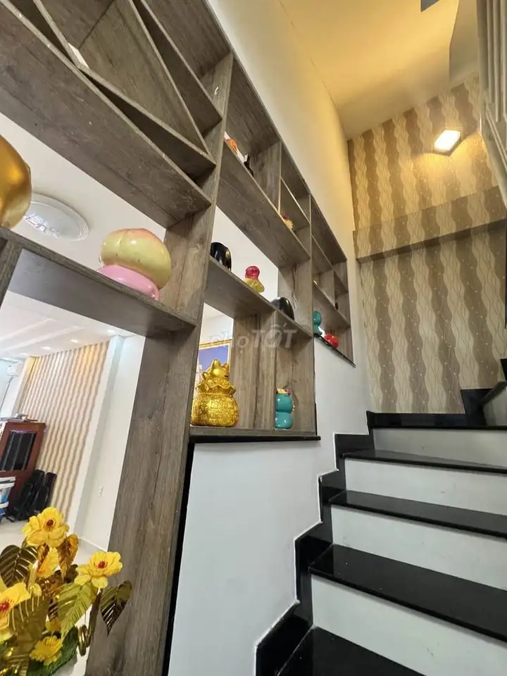 Дом в переулке для грузовиков 8м, Бинь Тхой, район 11