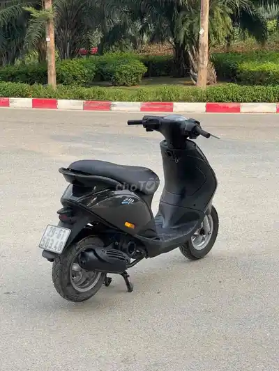 Черный скутер Piaggio Zip