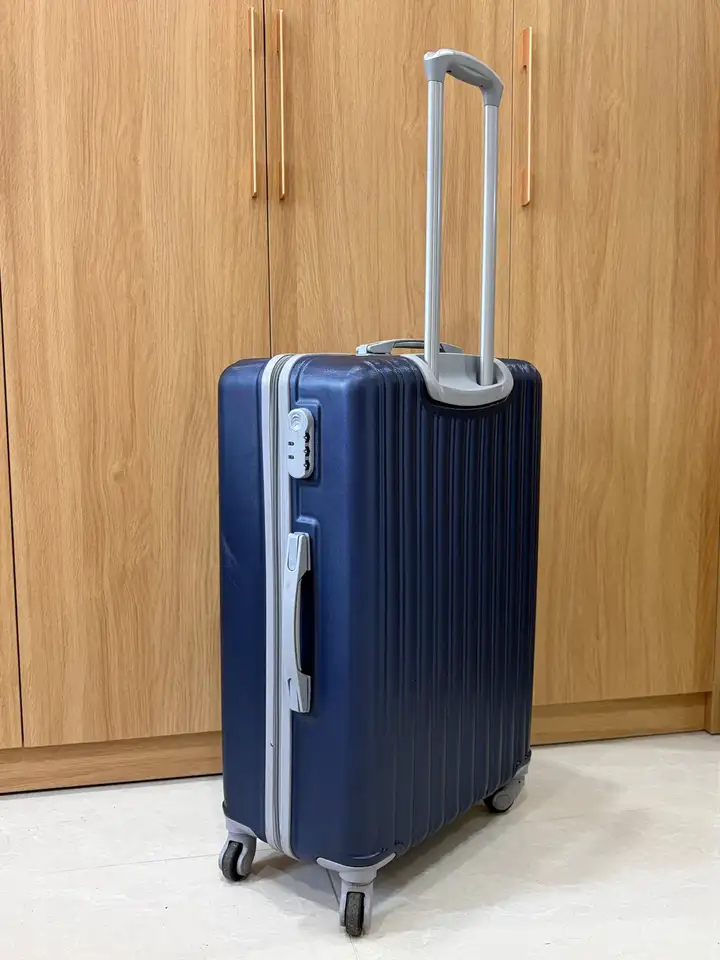 Чемодан L 92 л пластик