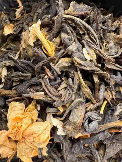 Набор: аромасвеча Honeysuckle Jasmine и зелёный чай с жасмином