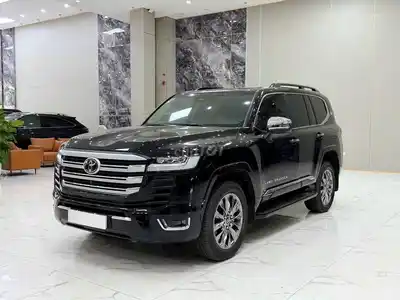 Toyota Land Cruiser 2024 LC300 9000 км черный