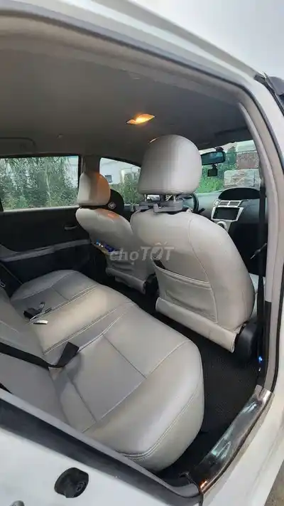 Toyota Yaris, 5 мест, белый