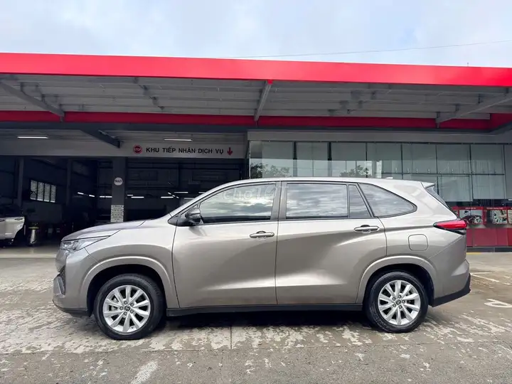 Toyota Innova Cross V 2024 Коричневая 61.605 км