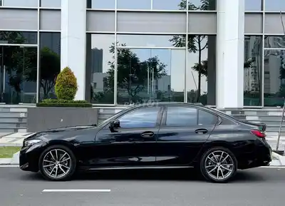 BMW 320i LCI 2023 Черный 13.000 км