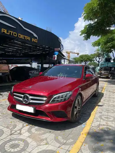Mercedes-Benz C-Class красного цвета