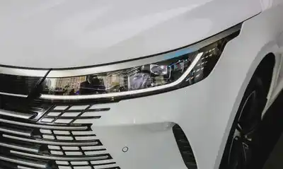 Гибридный седан BYD SEAL 5 DM-i, белый