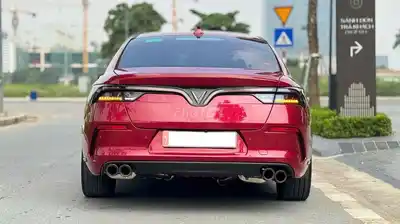 VinFast LuxA Base 2022 красный, в отличном состоянии