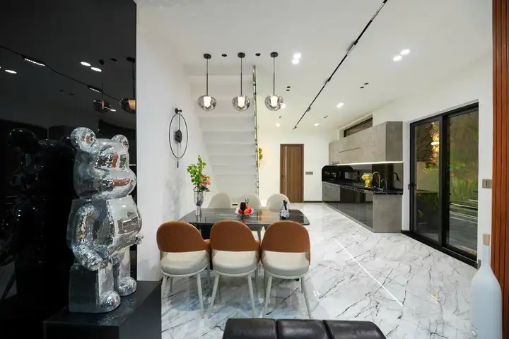 Дом 3 этажа 4 спальни 115 м²
