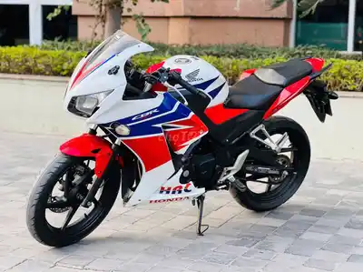 Honda CBR красно-бело-синий, мотоцикл в оригинале, от хозяина