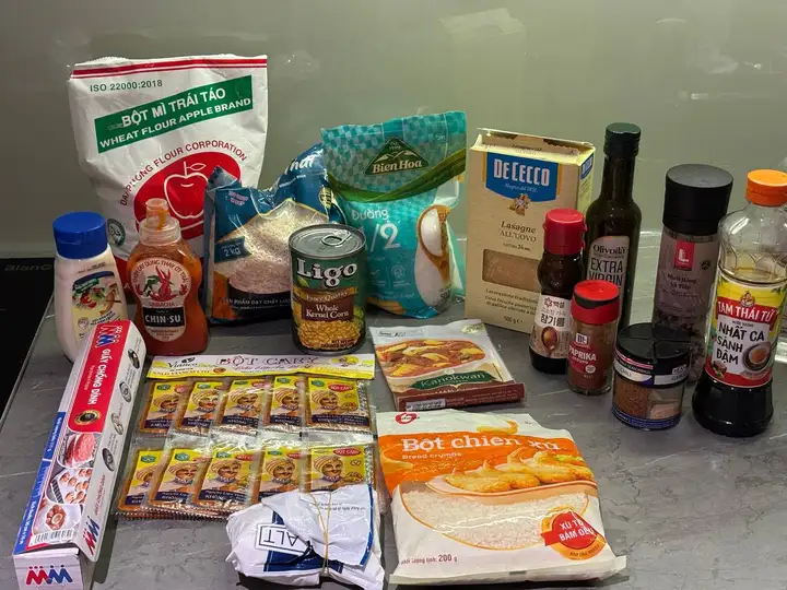 Набор продуктов и кухонные весы