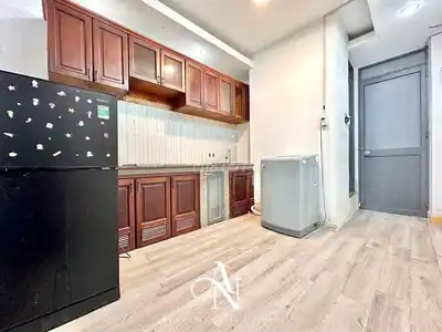 Стильная квартира с кухней, мебелью и светом на Dao Duy Anh