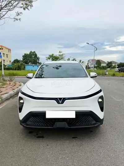 VinFast Limo 2026 белый 18 000 км, безлимитная зарядка