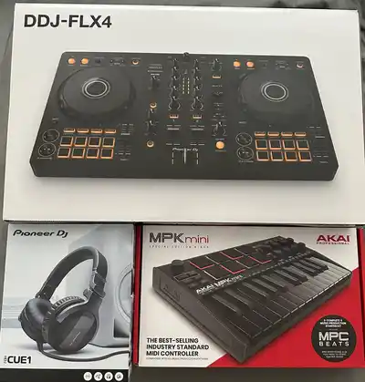 Контроллер Pioneer DDJ FLX4, наушники Pioneer CUE1, MIDI-клавиатура AKAI MPK Mini