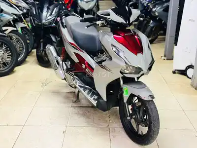 ПРОЦВЕТАЮЩИЙ МОТОЦИКЛ-HONDA AIR BLADE 125 СЕРЫЙ КРАСНЫЙ СПОРТ