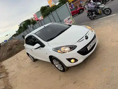 Mazda Mazda 2 2012, белый хэтчбек