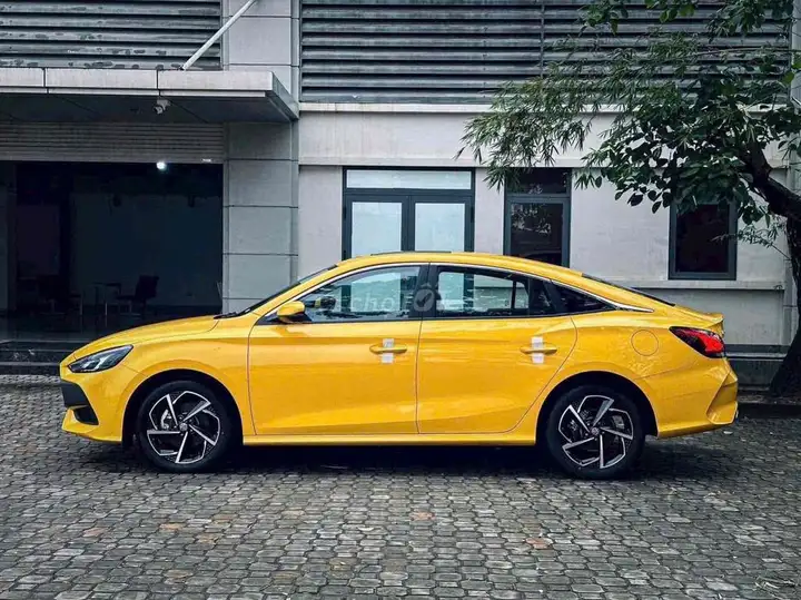 MG MG5 Luxury 2023, желтый
